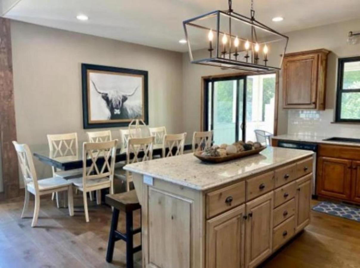 Villa Premier Retreat With Hot Tub, Theater & Pool Table Hollister Esterno foto