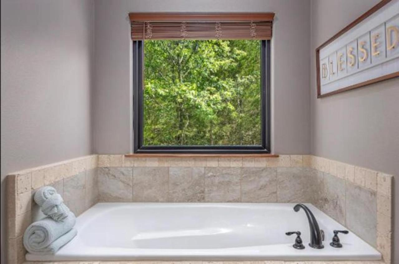 Villa Premier Retreat With Hot Tub, Theater & Pool Table Hollister Esterno foto